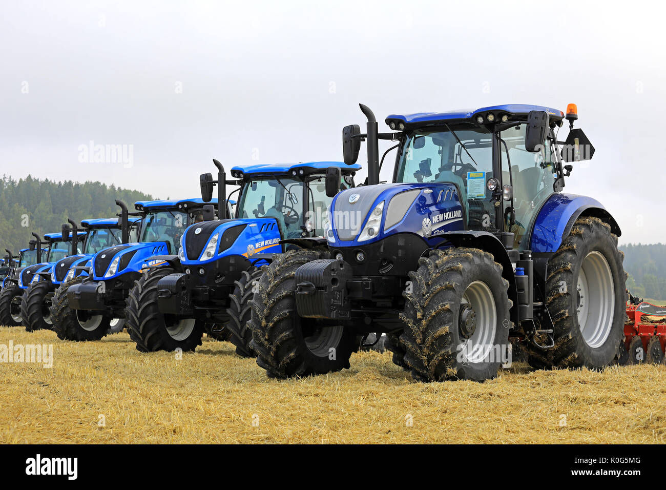 SALO, Finnland - 18. AUGUST 2017: Zeile blau New Holland T7 Traktoren auf Stoppeln Feld auf Puontin Peltopaivat landwirtschaftliche Ernte 2017 Stockfoto