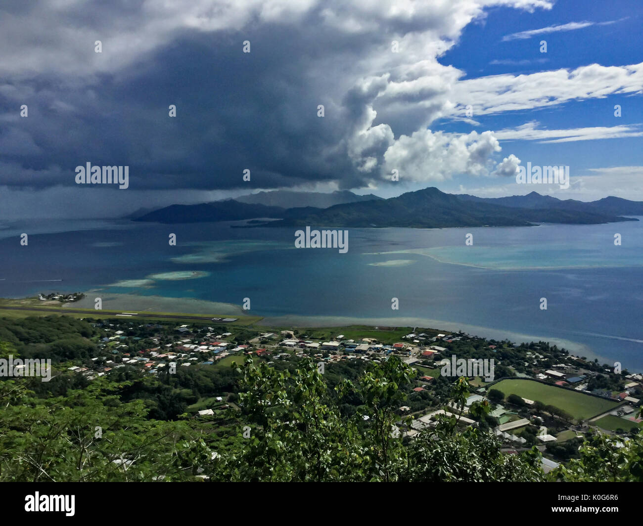 Atemberaubende Aussicht von Raiatea Tahaa in der Gesellschaft in Richtung Insel Gruppe von Französisch Polynesien Stockfoto