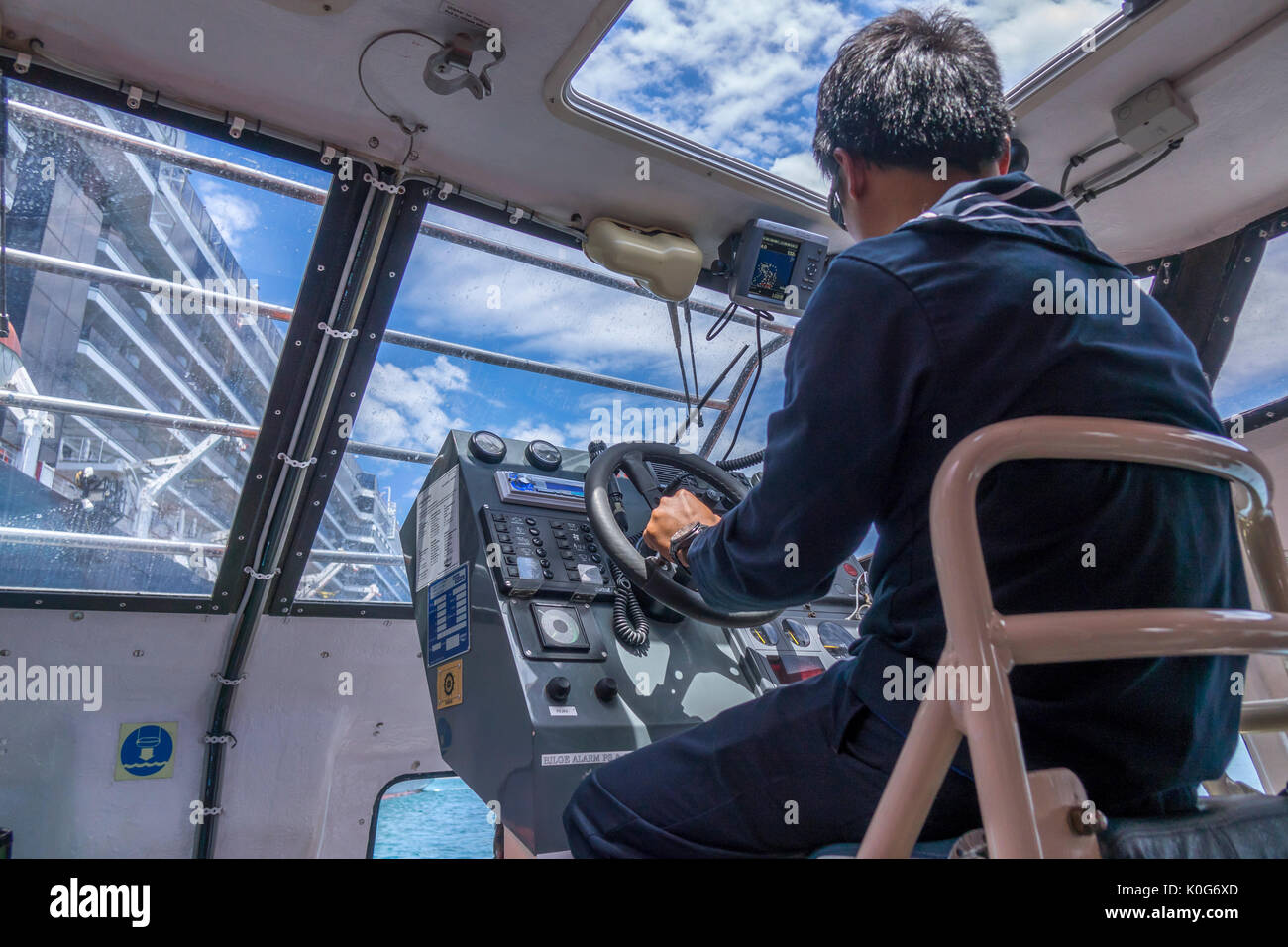 Holland America Schiffsmann Fahren ein Angebot Rettungsboot übersetzende Passagiere zum und vom Ufer aus, wenn das Schiff nicht in einem Hafen Dock Stockfoto