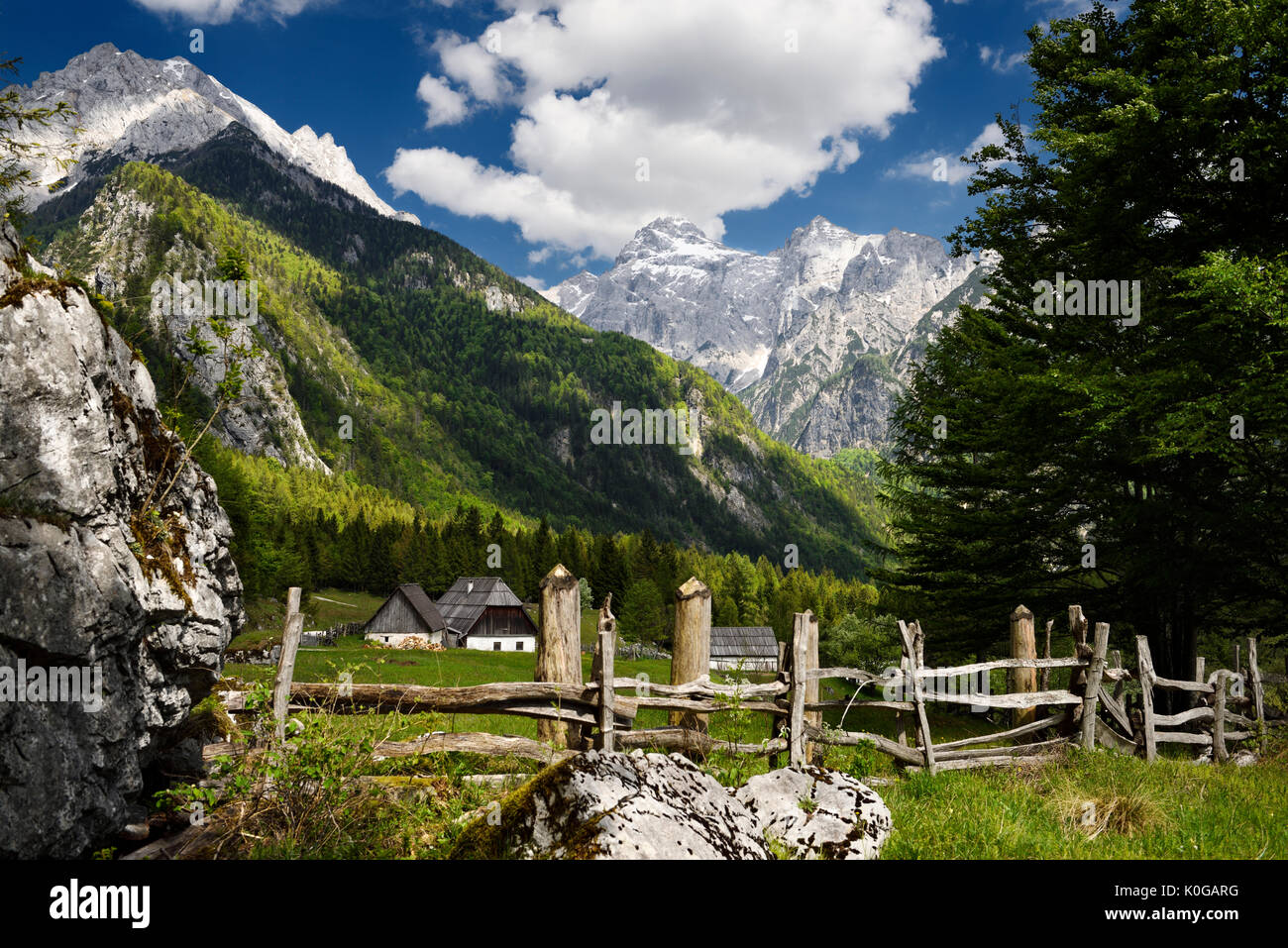 Hochalpine Gehöft in Zadnja Trenta Tal mit Blick auf Prisojnik und gestochen Peaks im Triglav Nationalpark Julische Alpen Slowenien im Frühjahr Stockfoto