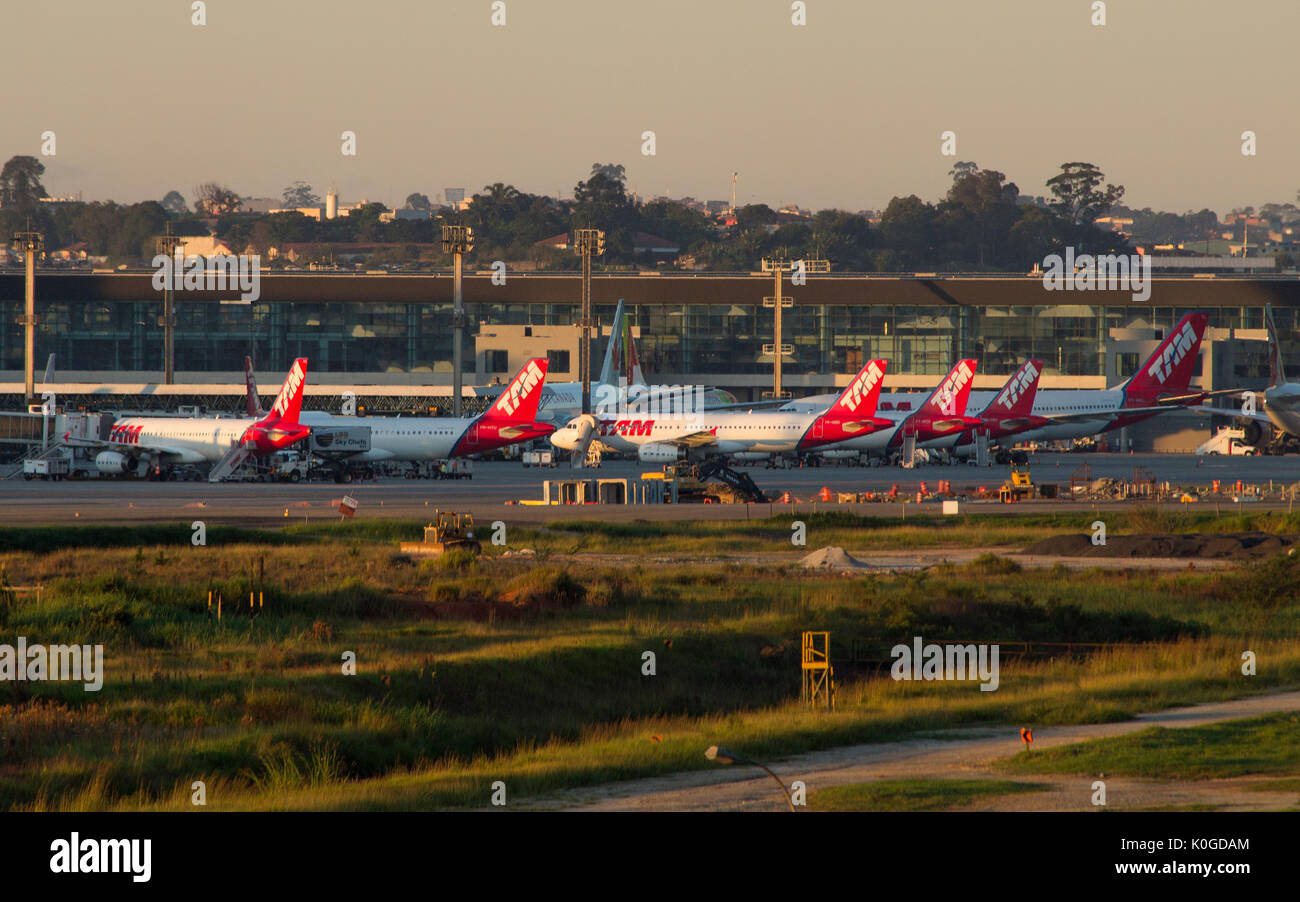 TAM Airlines Flugzeuge am Flughafen GRU - Guarulhos International Airport, Sao Paulo, Brasilien - 2016 Stockfoto