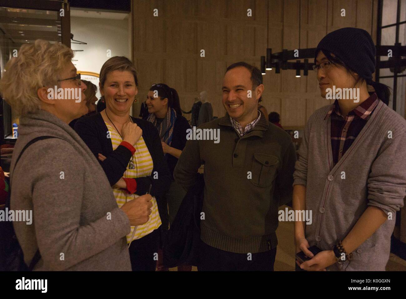 Vier Teilnehmer unterhalten zu Entwirren der Code Öffnung an der Johns Hopkins Universität Sheridan Bibliotheken, 2016. Mit freundlicher Genehmigung von Eric Chen. Stockfoto