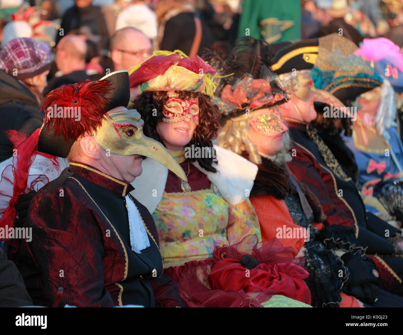Venedig, Italy-February 26 Th, 2011: Bild einer Gruppe von disugised Menschen auf einer Terrasse an Sestiere Castello in Venedig im Karneval Tage. Der carniv Stockfoto
