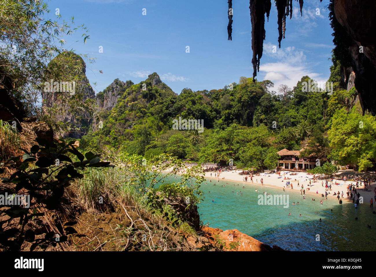 Überfüllte Phra Nang Beach in Railay, Thailand Stockfoto