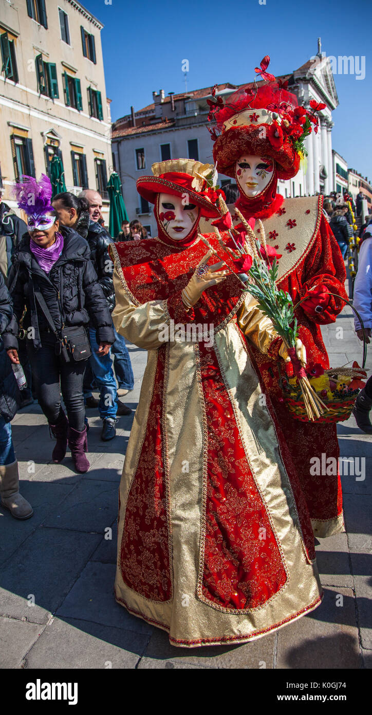 Venedig, Italien, 26. Februar 2011: Bild von zwei Akteure tragen bestimmte Kostüme und Masken im Karneval von Venedig Tage. Der Karneval von Venedig Stockfoto