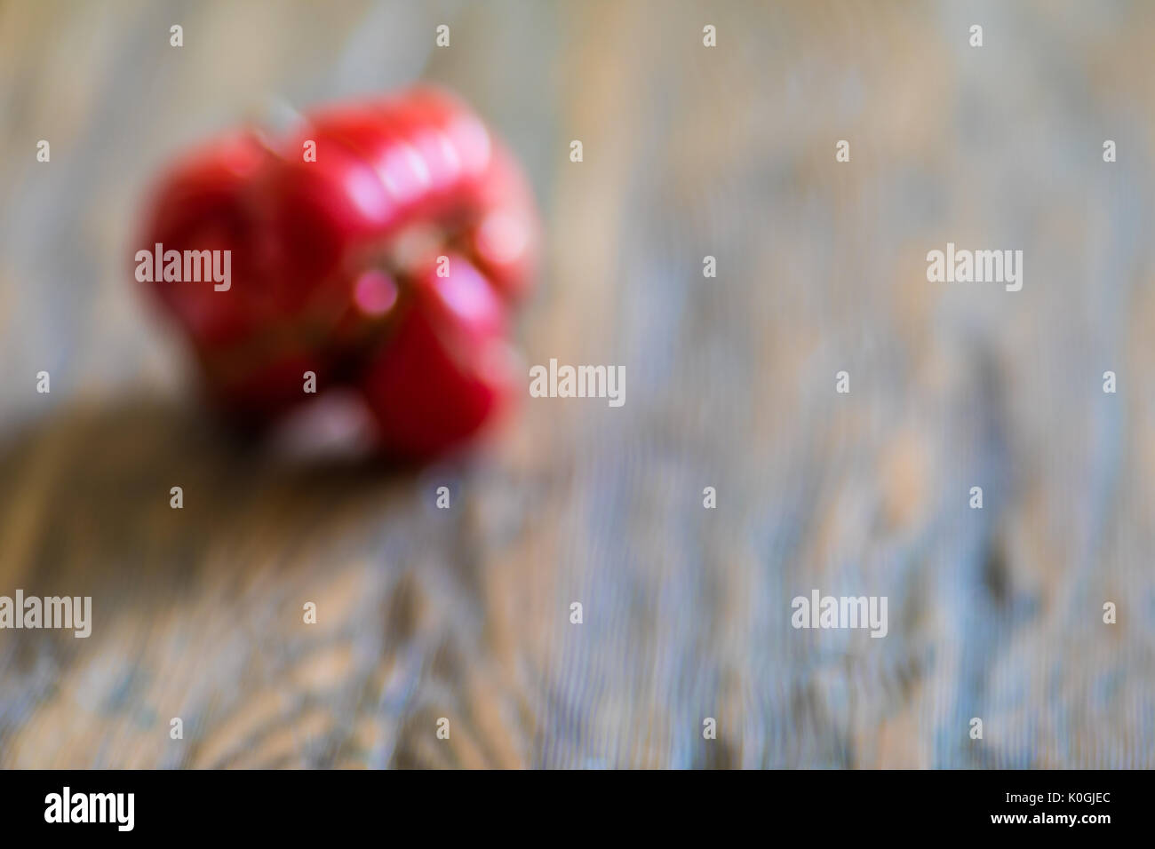 Awesome abstract blur Tomaten wie ein menschlicher Kopf auf Holz- Hintergrund mit Kopie Raum für Web Design, bunten Hintergrund, verwischt, Hintergrund Stockfoto