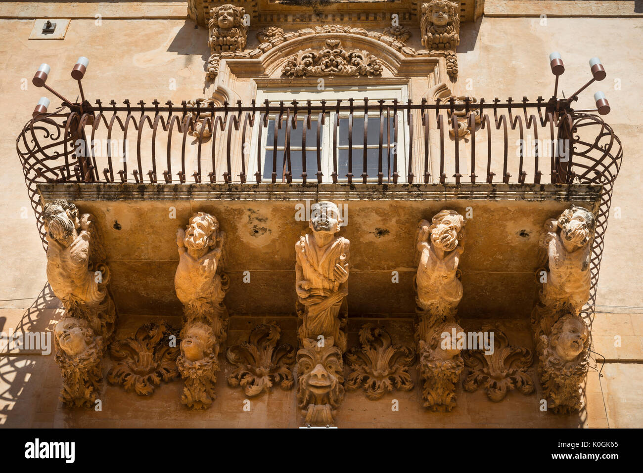 Kunstvoll geschnitzten Stein Balkon auf der barocken Palazzo Villadorata in Noto, Sizilien, in Südosteuropa Stockfoto