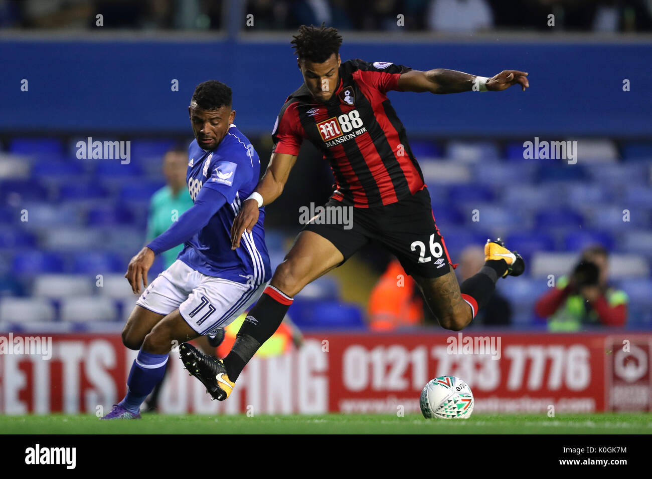 Birmingham City Isaac Vassell (links) und AFC Bournemouth Tyrone Mings während der carabao Cup, zweite Runde in St. Andrew's, Birmingham. Stockfoto