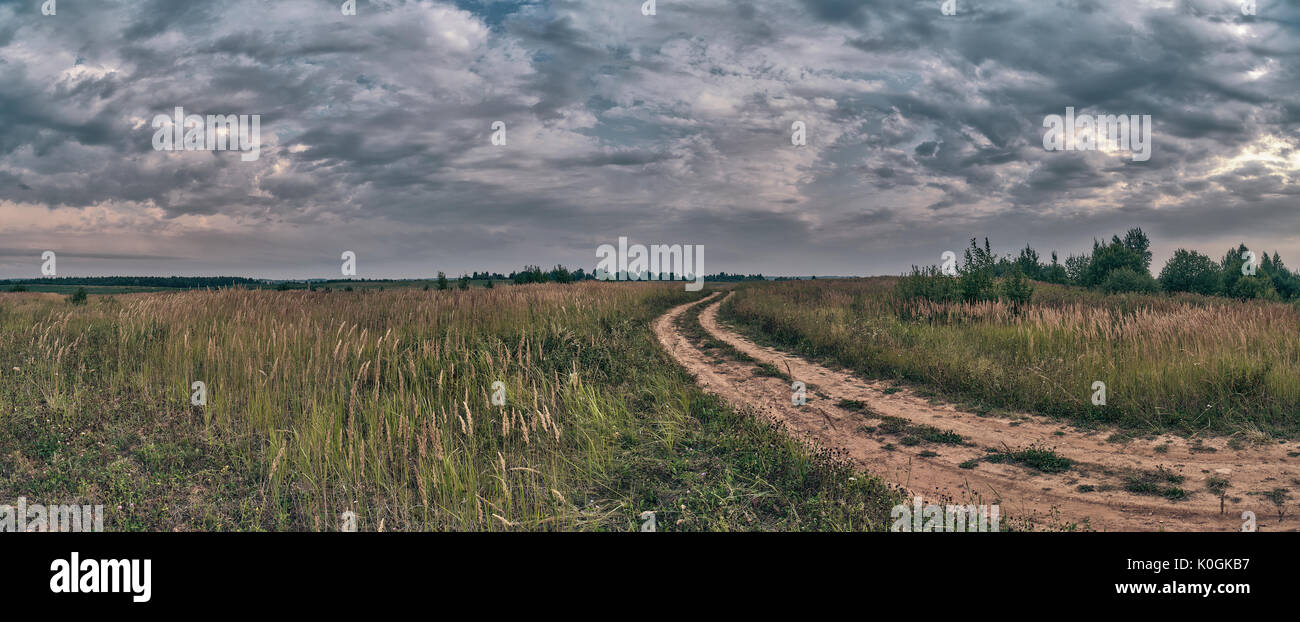 Fotografie Road vorbei durch ein Feld in der Republik Belarus in der Nähe von Witebsk. Stockfoto