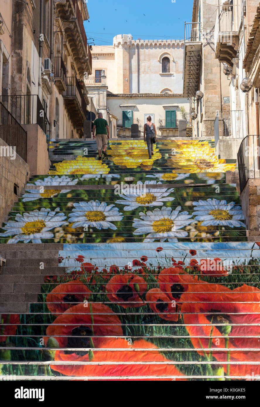 Eine Treppe in einer Seitenstraße für die Flower Festival in der alten Barockstadt Noto im Südosten von Sizilien eingerichtet. Italien Stockfoto