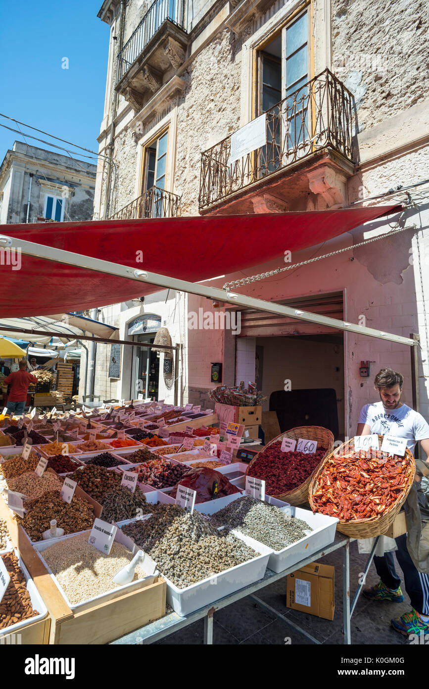 Nüsse und getrocknete Früchte für den Verkauf auf der Insel Ortygia Markt in Syrakus, Sizilien, Italien. Stockfoto