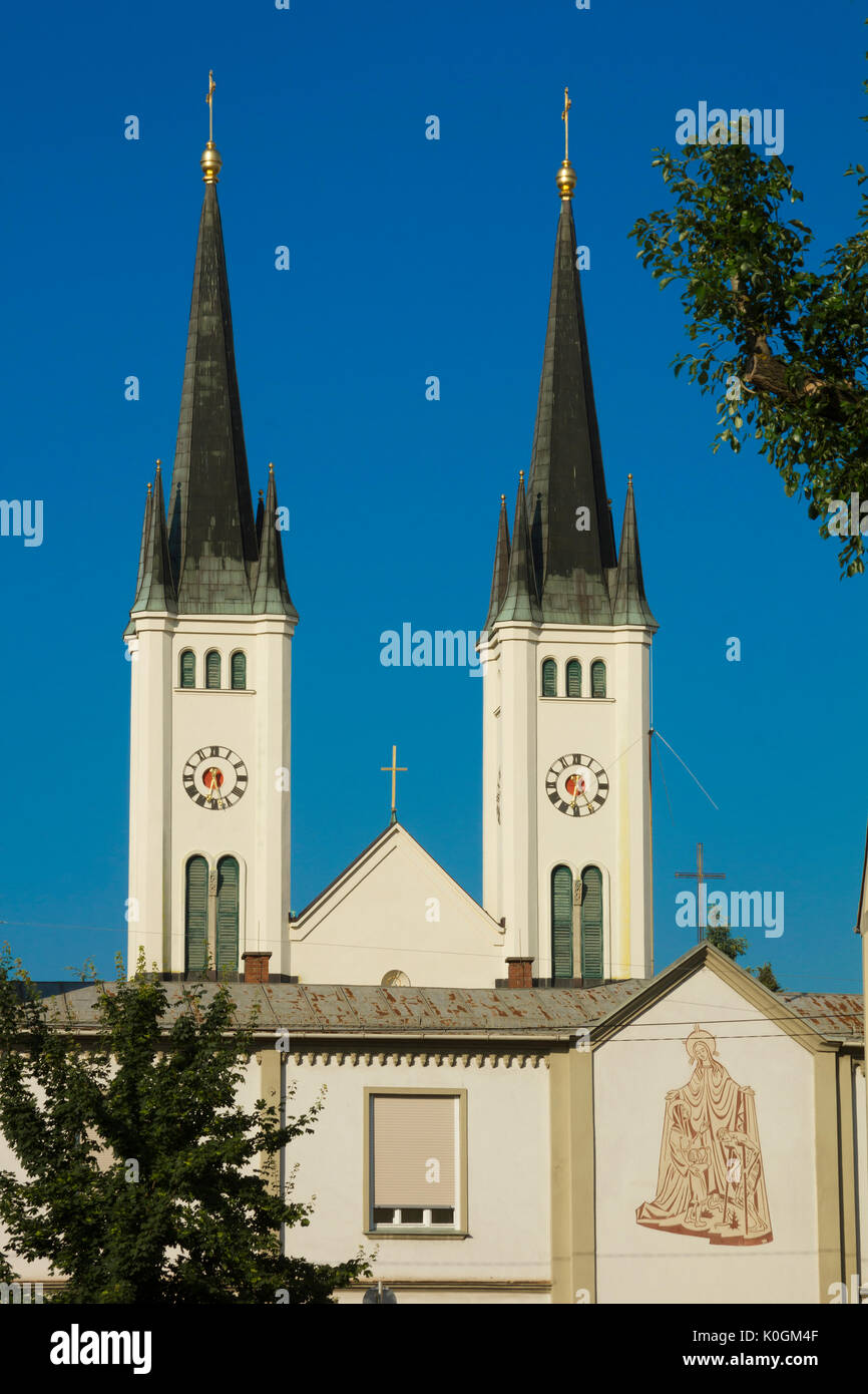 Zwei Türme der Kirche in der österreichischen Stadt Graz Stockfoto