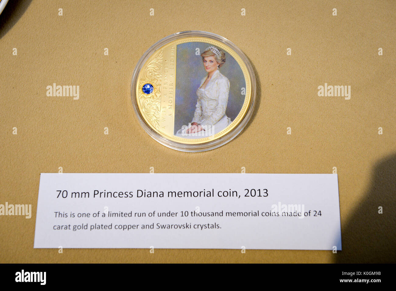 Diana, Princess of Wales memorial Münze, datiert 2013, am Gloucester Life Museum, wo eine Ausstellung von Diana Erinnerungsstücke ist auf Anzeige der Meilenstein 20. Jahrestag des Todes der Prinzessin zu markieren. Stockfoto