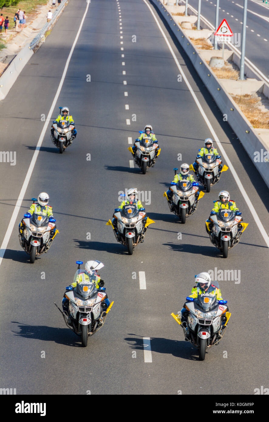 Tarragona, Spanien - 22. August 2017: Polizisten auf dem Fahrrad über den Wettbewerb La Vuelta Ciclista Spaniens beobachten Stockfoto
