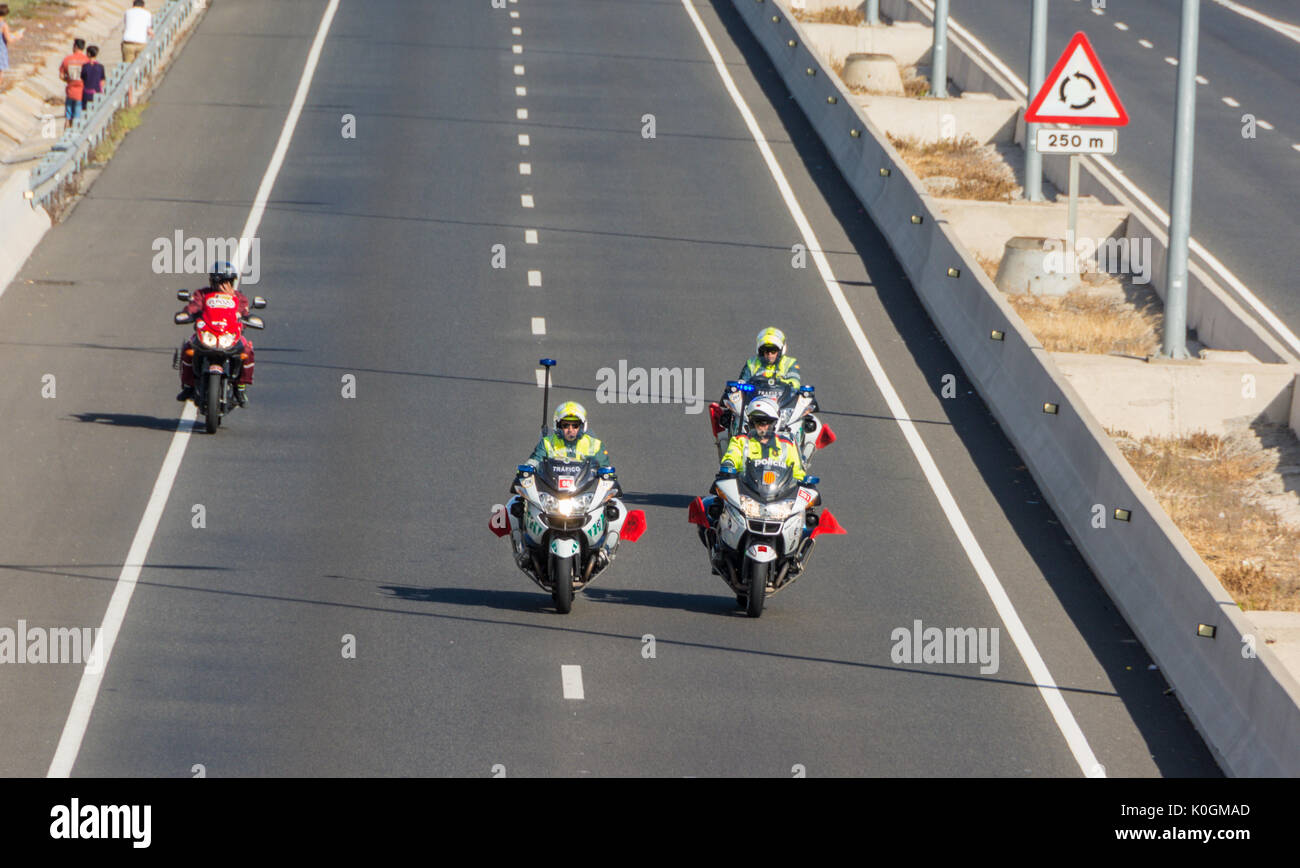 Tarragona, Spanien - 22. August 2017: Polizisten auf dem Fahrrad über die Straße Stockfoto