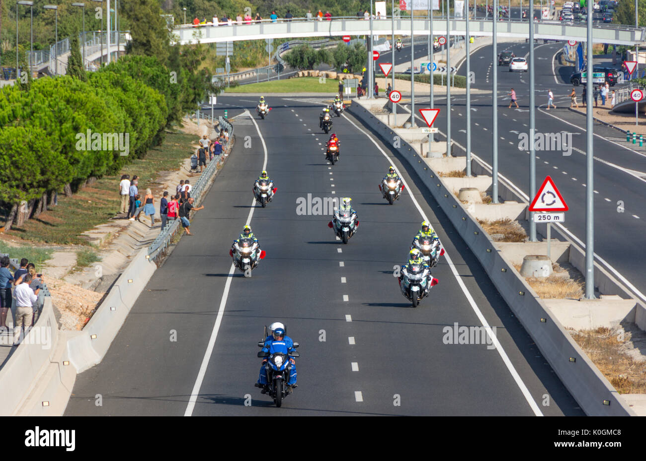 Tarragona, Spanien - 22. August 2017: Polizisten auf dem Fahrrad über den Wettbewerb La Vuelta Ciclista Spaniens beobachten Stockfoto