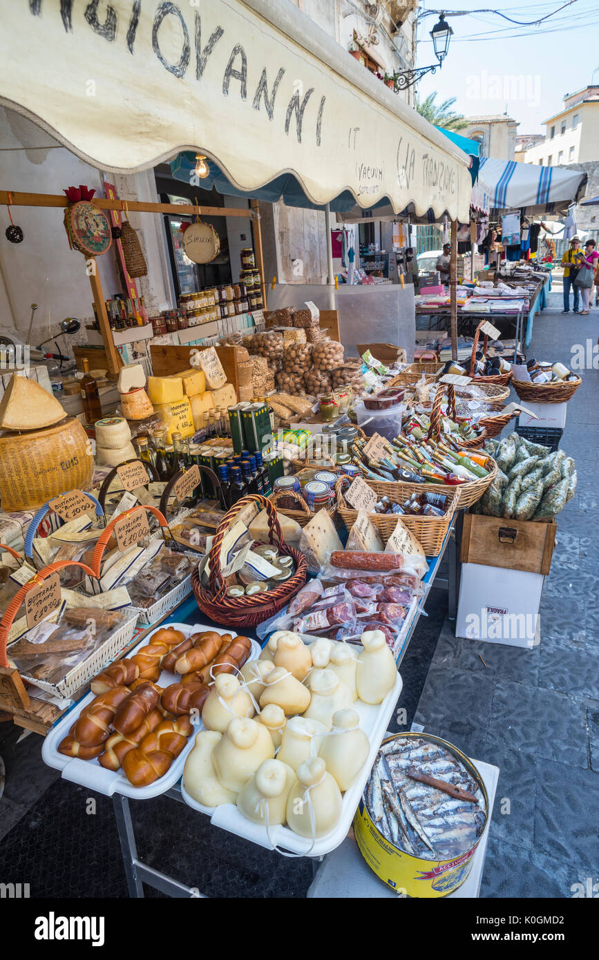Ein Delikatessen auf der Insel Ortygia Markt in Syrakus, Sizilien, Italien. Stockfoto