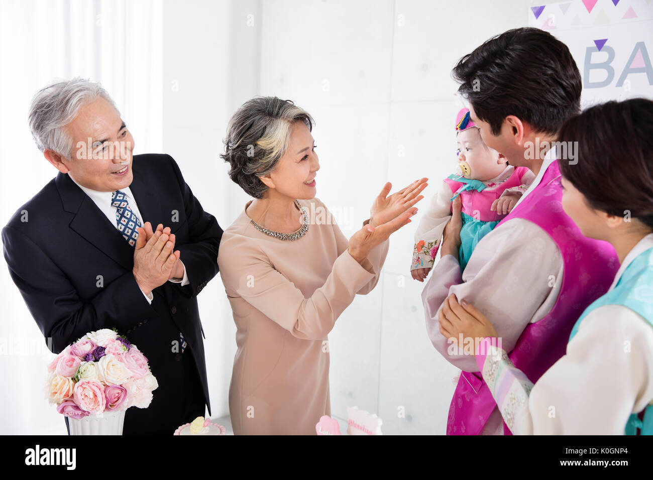 Harmonische große Familie auf den ersten Geburtstag Stockfoto