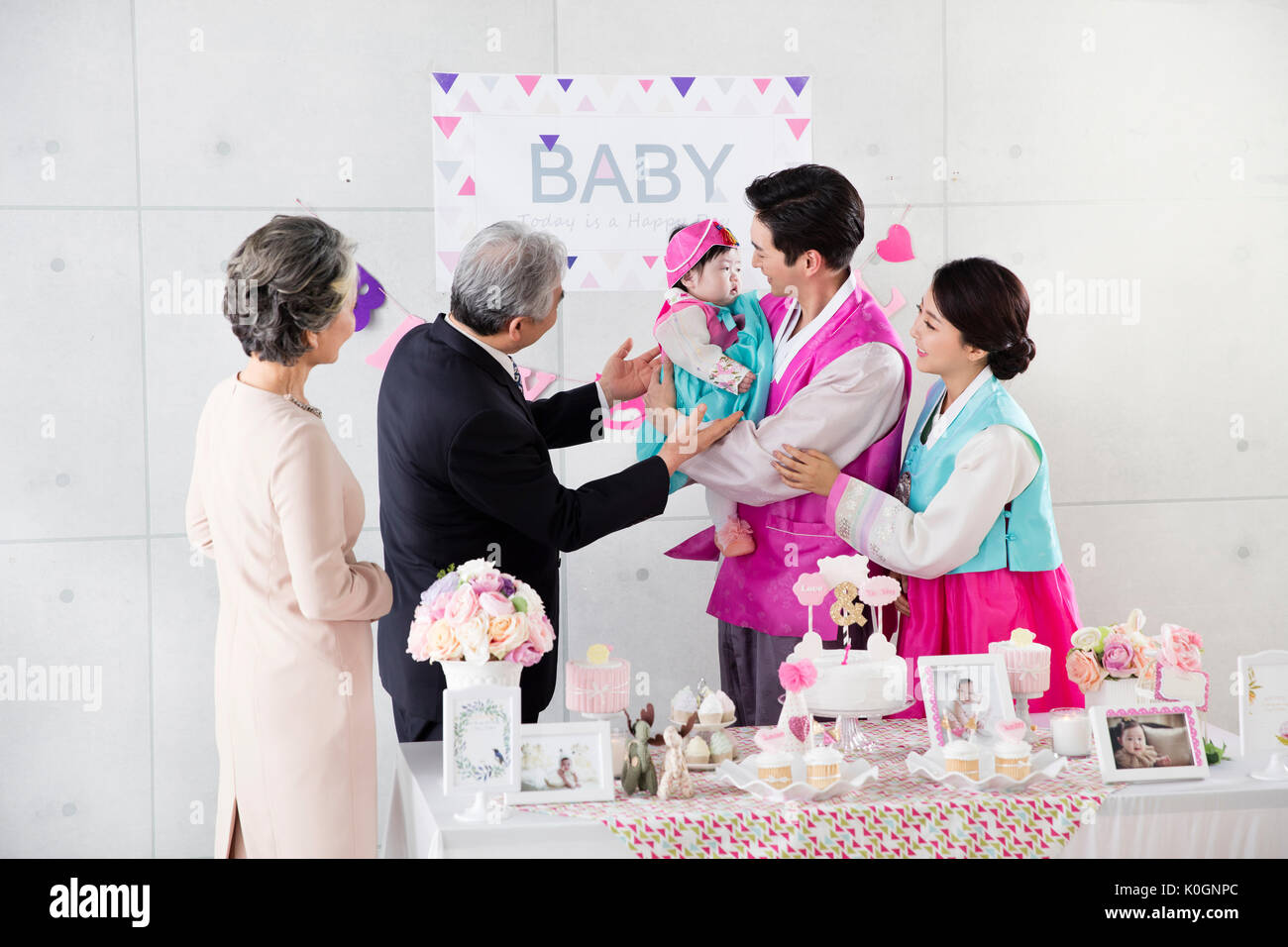 Harmonische große koreanische Familie auf den ersten Geburtstag Stockfoto