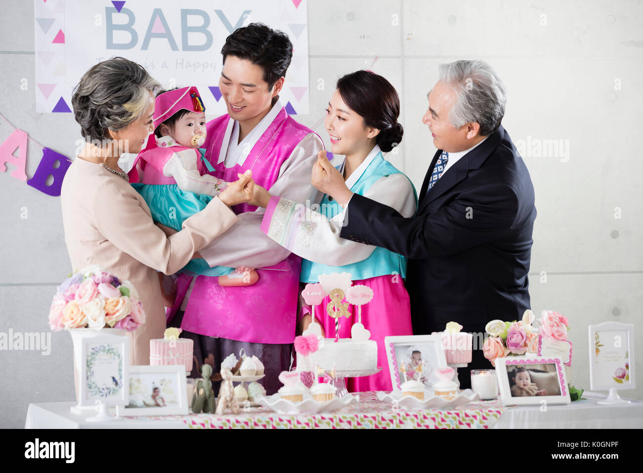 Harmonische große Familie auf den ersten Geburtstag Stockfoto