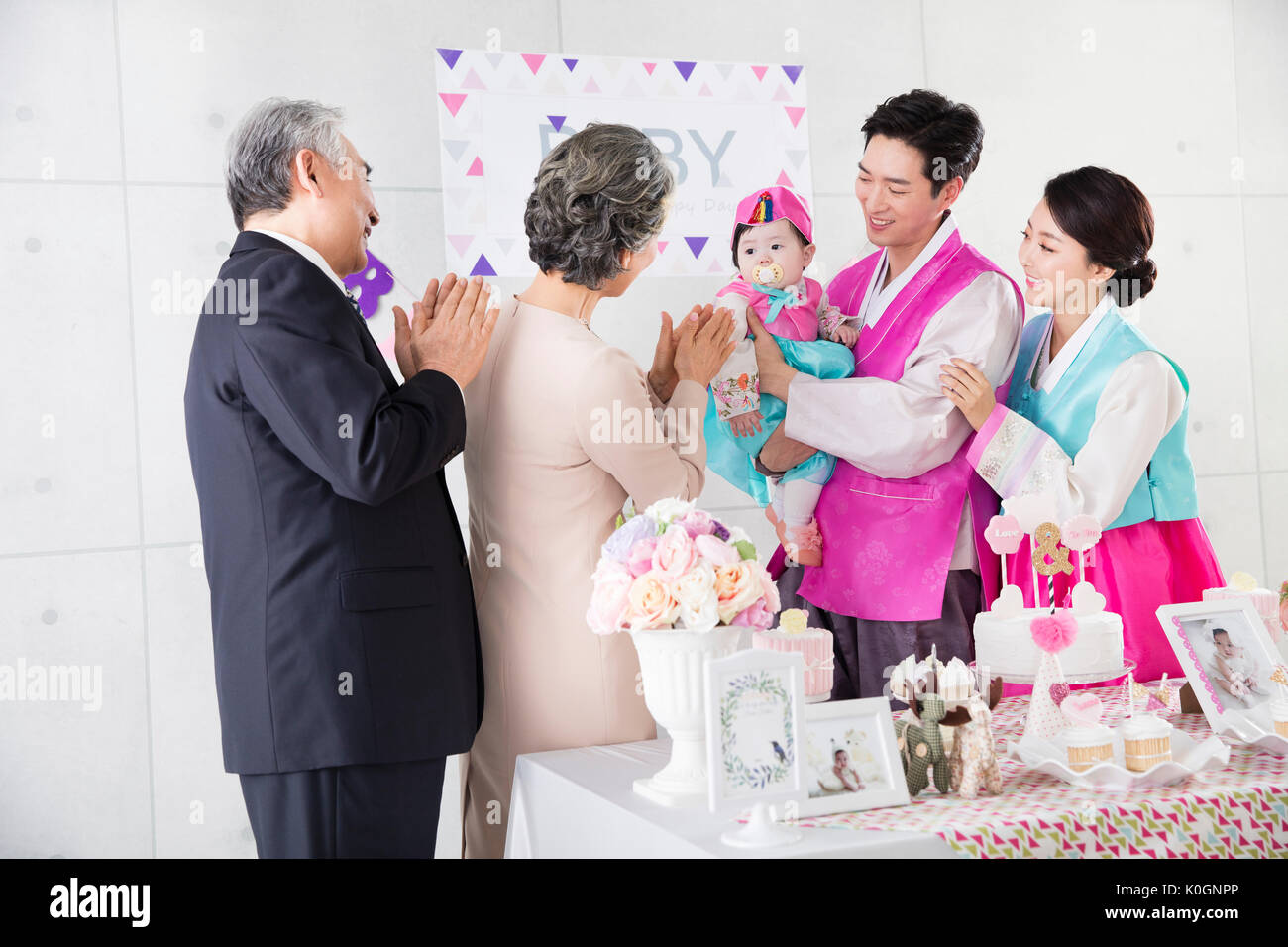 Harmonische große Familie auf den ersten Geburtstag Stockfoto
