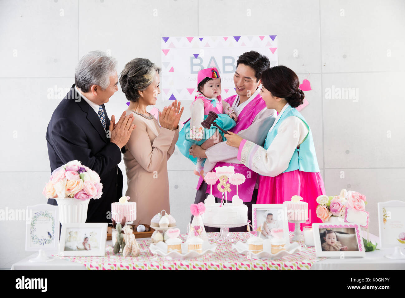 Harmonische große Familie auf den ersten Geburtstag Stockfoto