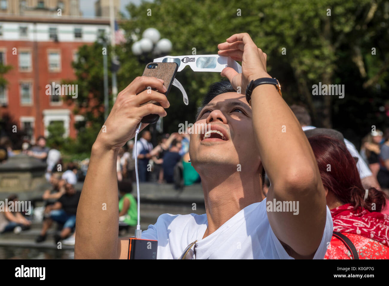 New York, NY, 21. August 2017 - Eclipse watchers versammelten sich in Washington Square zu sehen, eine partielle Sonnenfinsternis. © Stacy Walsh Rosenstock Stockfoto