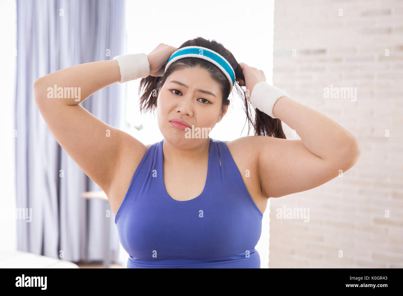 Porträt der jungen stressigen fette Frau Ausübung Stockfoto