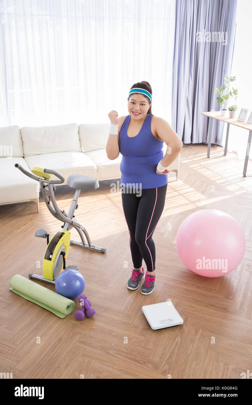 Junge lächelnde fette Frau entscheiden auf eine Diät zu gehen Stockfoto