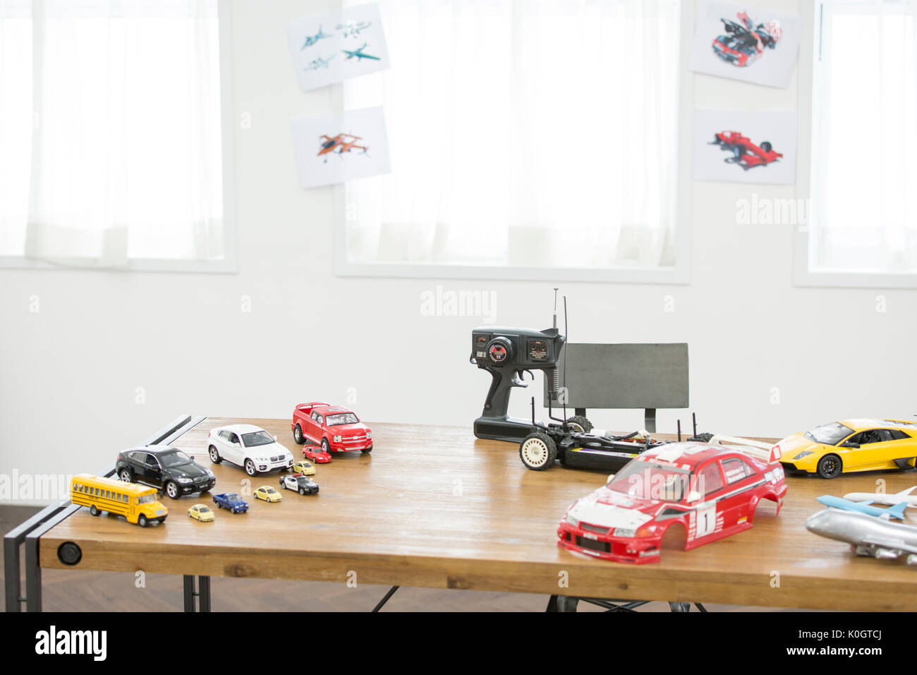 Verschiedene Spielzeuge für ein kidult auf Tisch Stockfoto