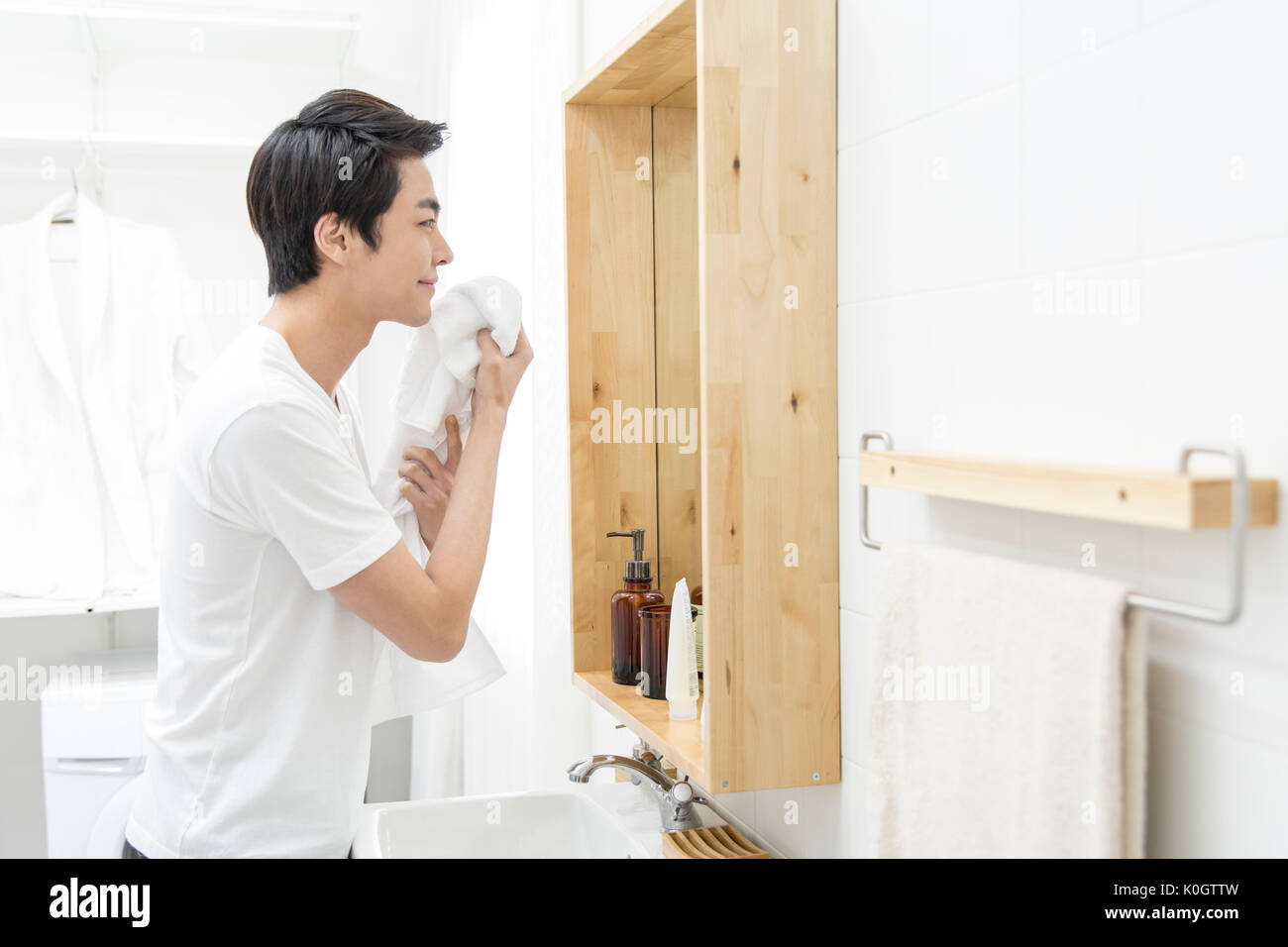 Seitenansicht der lächelnden grooming Suchen in Spiegel Stockfoto