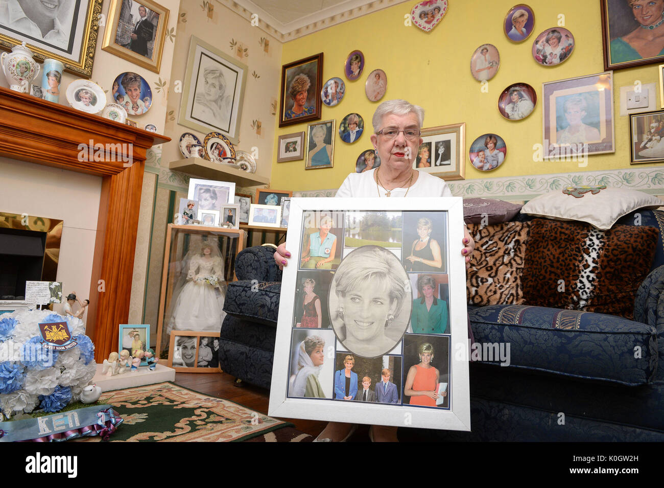 Jo Dobson hält einen großen Collage aus Bildern von Diana, Prinzessin von Wales an ihrem Haus in Gloucester, wo die Diana super-Fan hat eine riesige Sammlung Erinnerungsstücke und hat Stücke zum Gloucester Life Museum für eine Ausstellung spendete der Meilenstein 20. Jahrestag des Todes der Prinzessin zu markieren. Stockfoto