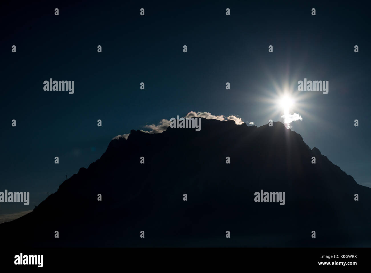Die Zugspitze mit 2962 m über dem Meeresspiegel und ist der höchste Gipfel des Wettersteingebirges sowie der höchste Berg in Deutschland. Stockfoto