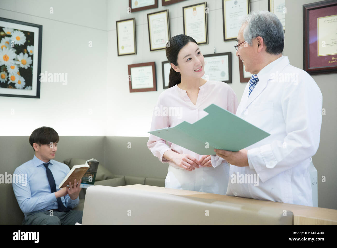 Lächelnde Frau und Zahnarzt reden zahnmedizinische Klinik Stockfoto