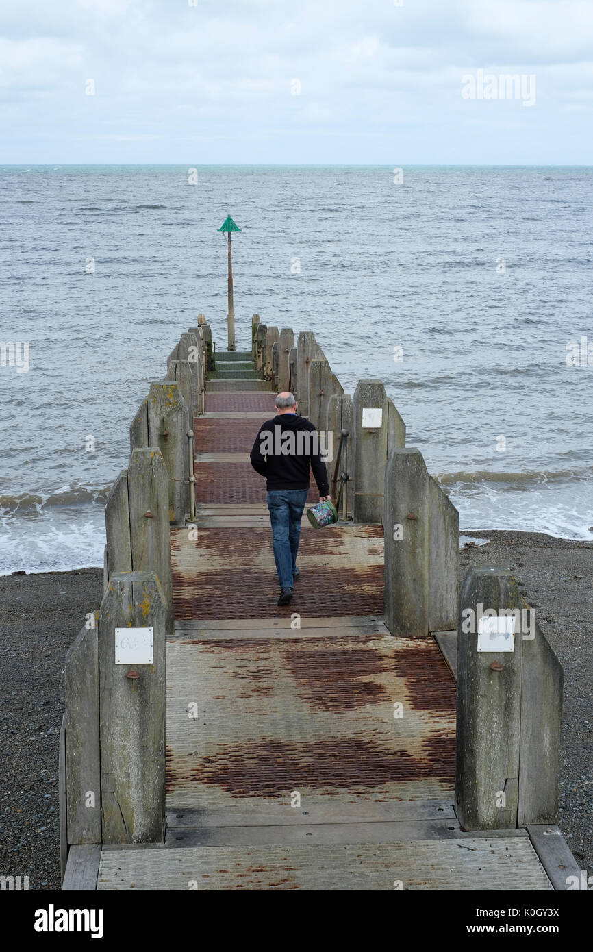 Szenen von Aberystwyth an der Westküste von Wales. Wellenbrecher Stockfoto