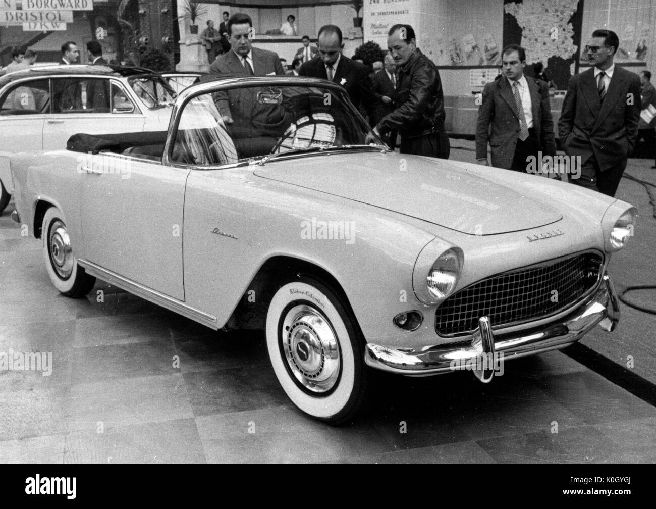 1953 Simca Aronde Wandelanleihe zu Motorshow Stockfoto