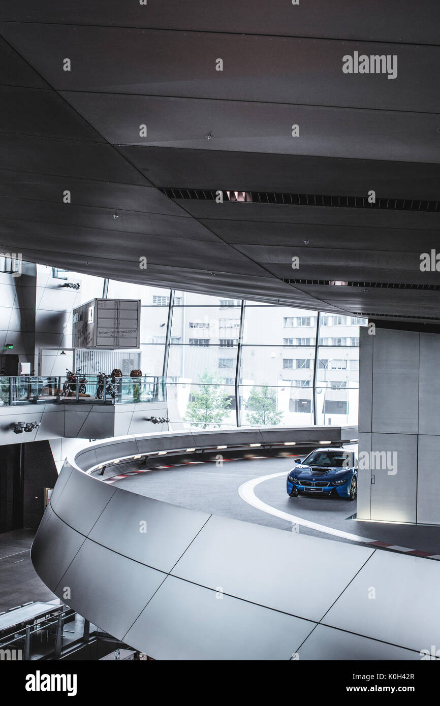 München, Deutschland - 24. Mai 2016. Das moderne Interieur der BMW Welt in München, Deutschland. Die BMW Welt wurde von dem österreichischen Architekten Coop Himmelb(l)au und zeigen die BMW Technologien, der Aufbau, die Gestaltung und die aktuellen BMW Modelle entworfen. Stockfoto