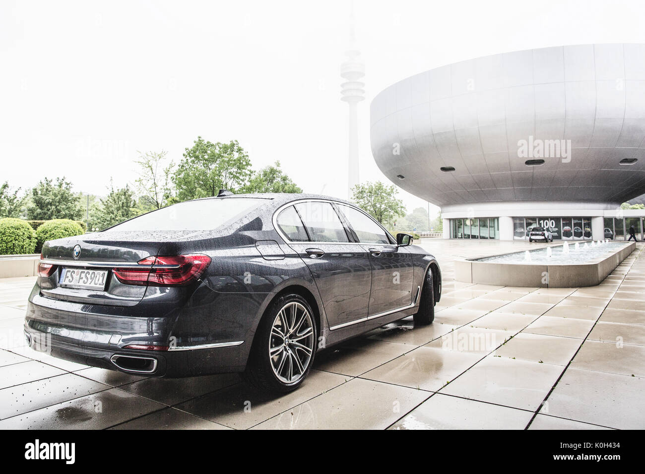 München, Deutschland - 24. Mai 2016. BMW Auto außerhalb der BMW Welt in München, Deutschland. Die BMW Welt wurde von dem österreichischen Architekten Coop Himmelb(l)au und zeigen die BMW Technologien, der Aufbau, die Gestaltung und die aktuellen BMW Modelle entworfen. Stockfoto