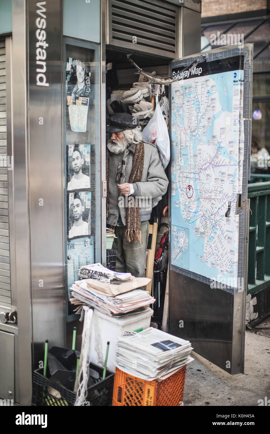 New York, Vereinigte Staaten von Amerika - April 5, 2017. Ein alter Mann in seiner Zeitung in New York, Vereinigte Staaten von Amerika. Stockfoto