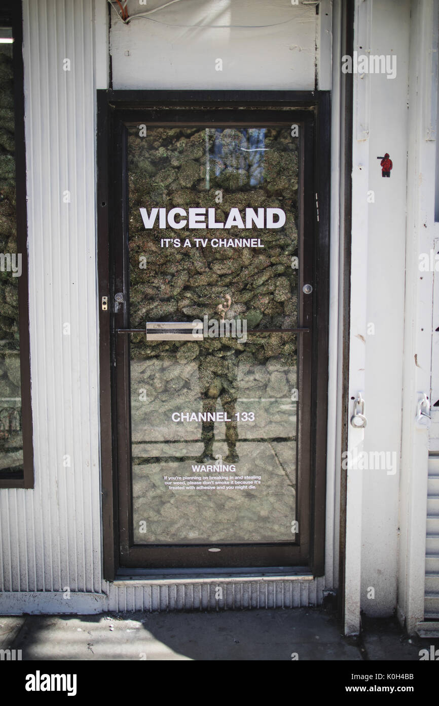 New York, Vereinigte Staaten von Amerika - April, 2017. VICELAND UNKRAUT Werbung der Woche 8 Kampagne von VICE Medien und A&E-Netzwerke werden über Schaufenster, die sich mit gefälschten Woche in New York ausgefüllt wurden. Stockfoto