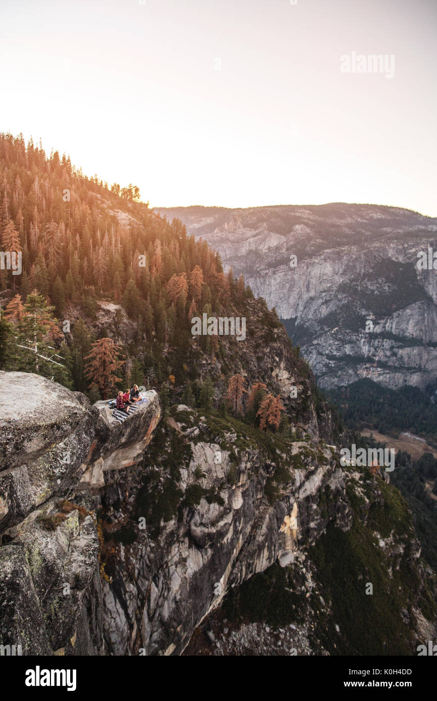 Northern California, Vereinigte Staaten von Amerika - 21. Oktober 2016. Die schönen Berge im Yosemite National Park im Norden Kaliforniens. Yosemite ist Teil des UNESCO-Weltkulturerbes und ist für seine spektakulären Granitklippen und biologische Vielfalt bekannt. Stockfoto