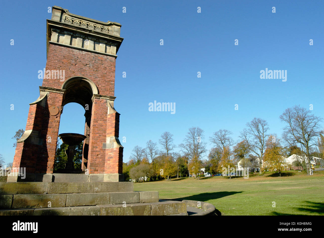 Blick auf und aus dem Brunnen Denkmal in Worsley Grün Stockfoto