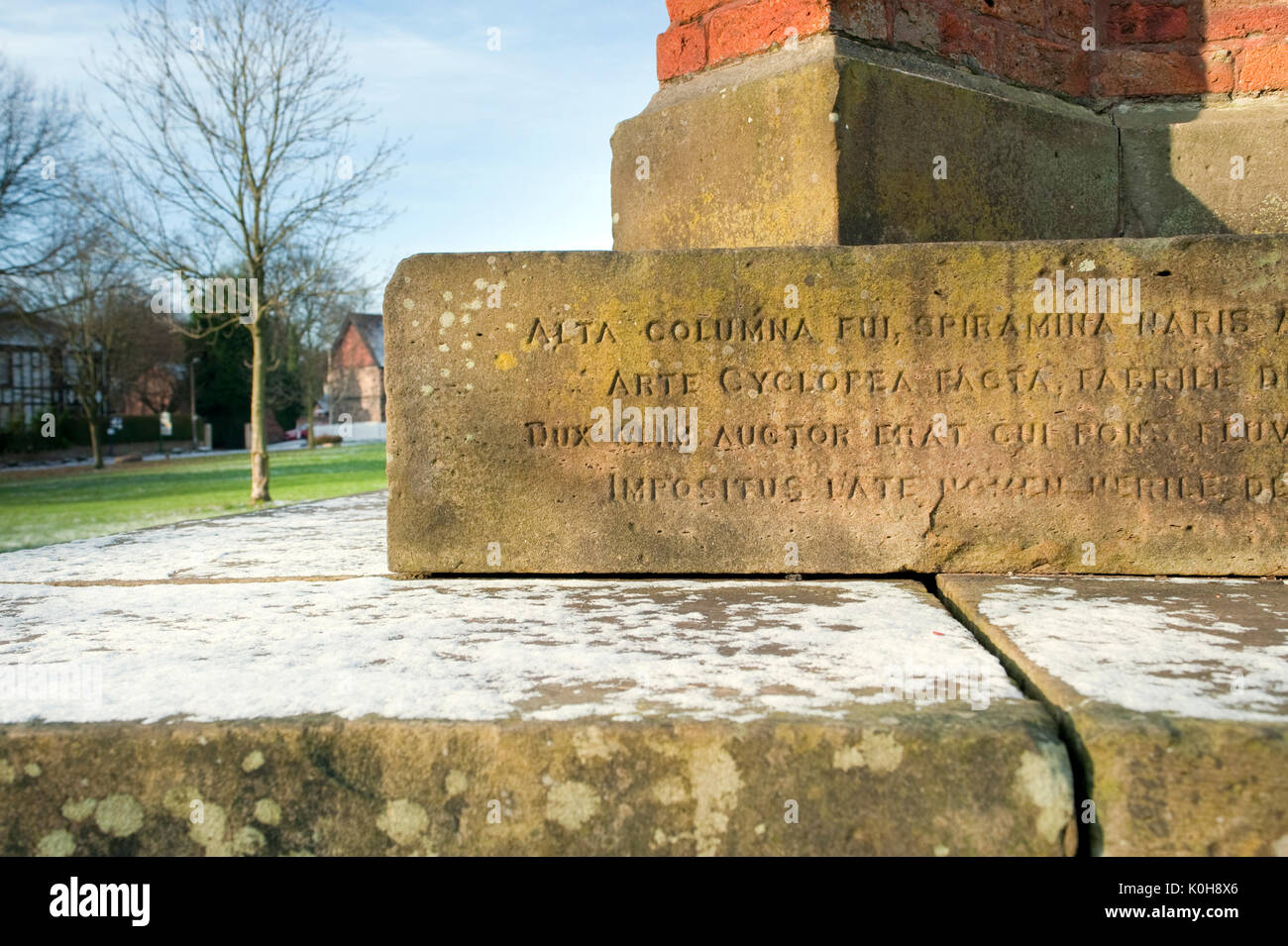 Blick auf und aus dem Brunnen Denkmal in Worsley Grün Stockfoto