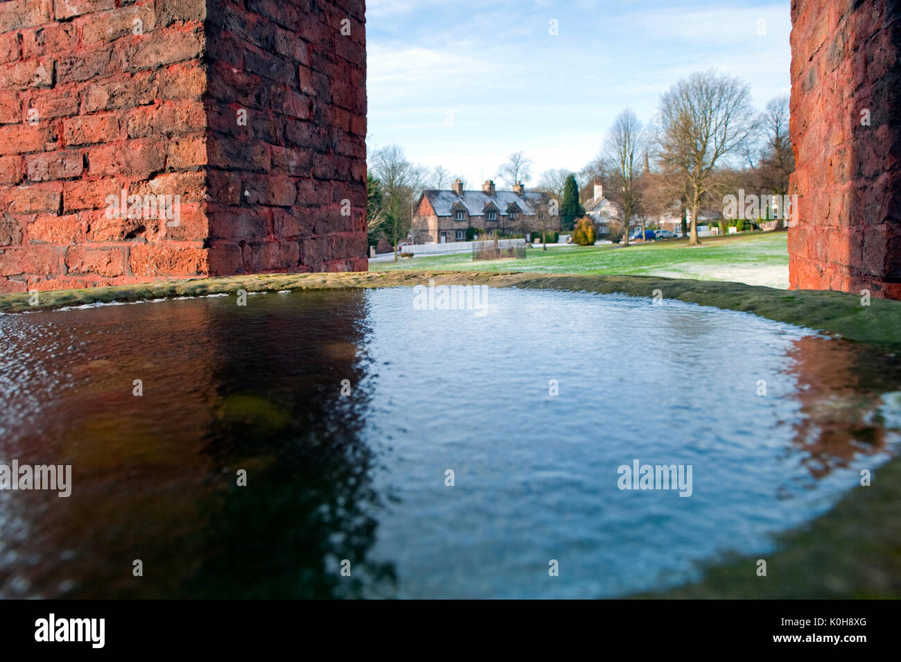 Blick auf und aus dem Brunnen Denkmal in Worsley Grün Stockfoto