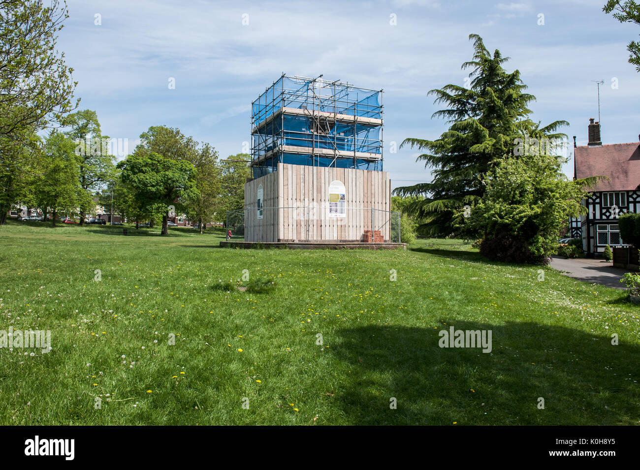 Blick auf und aus dem Brunnen Denkmal in Worsley Grün Stockfoto
