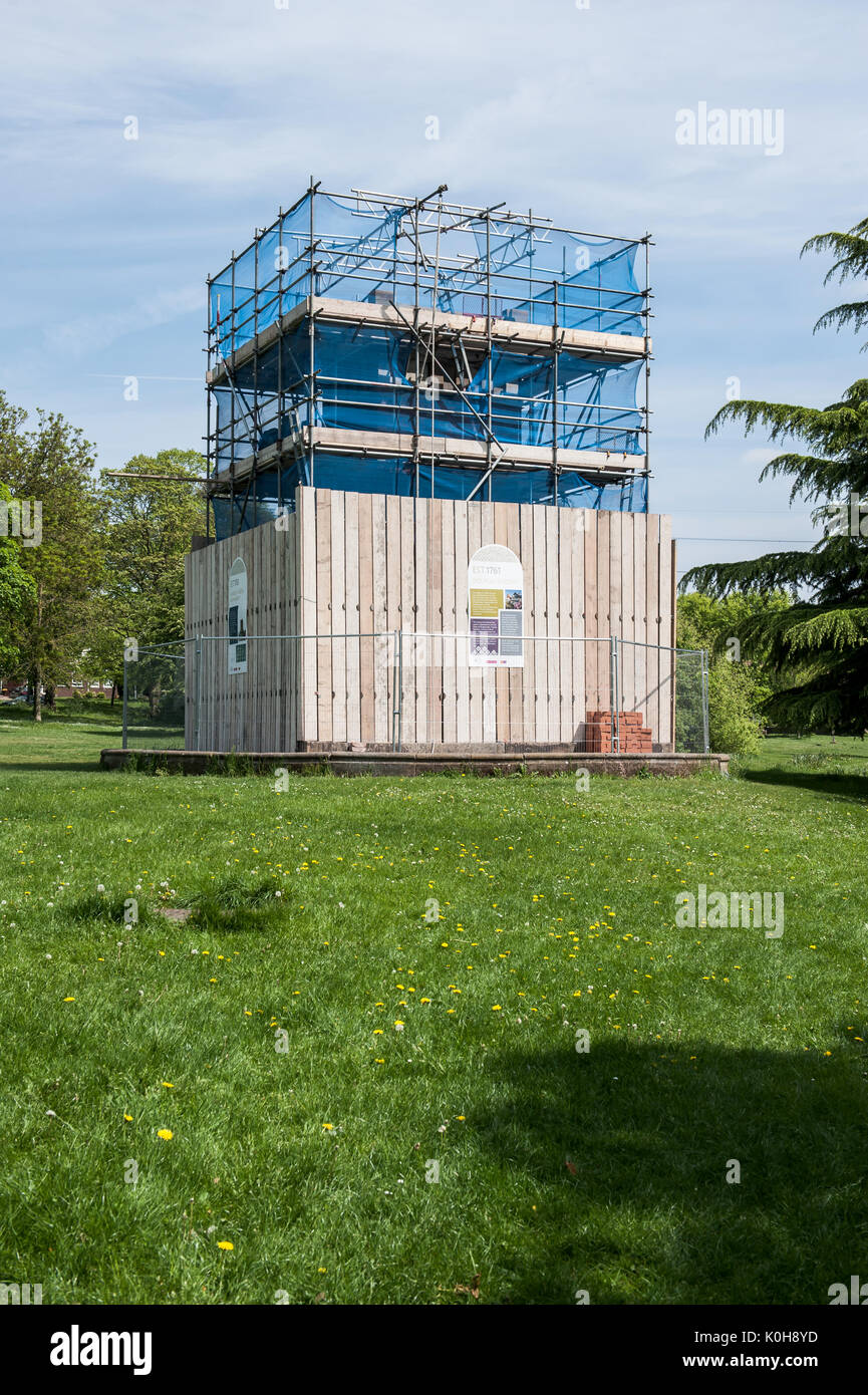 Blick auf und aus dem Brunnen Denkmal in Worsley Grün Stockfoto