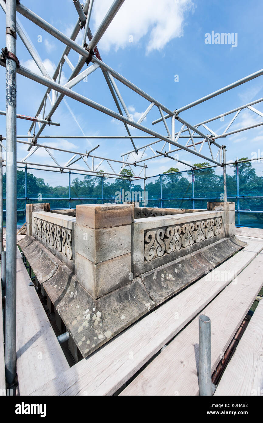 Blick auf und aus dem Brunnen Denkmal in Worsley Grün Stockfoto