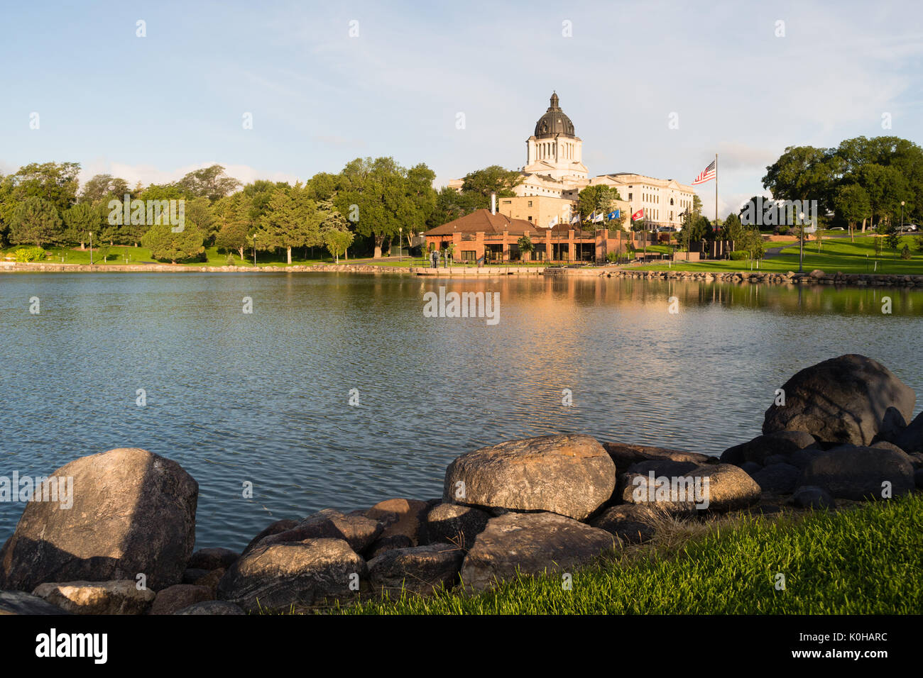 Sunrise leuchtet das Capitol Dome in Pierre, SD Stockfoto