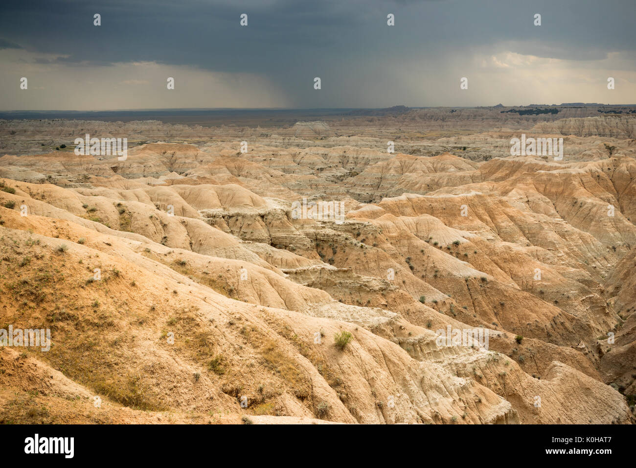 Regen fällt auf dem Trockenen erodierten Landschaft in den Badlands Stockfoto