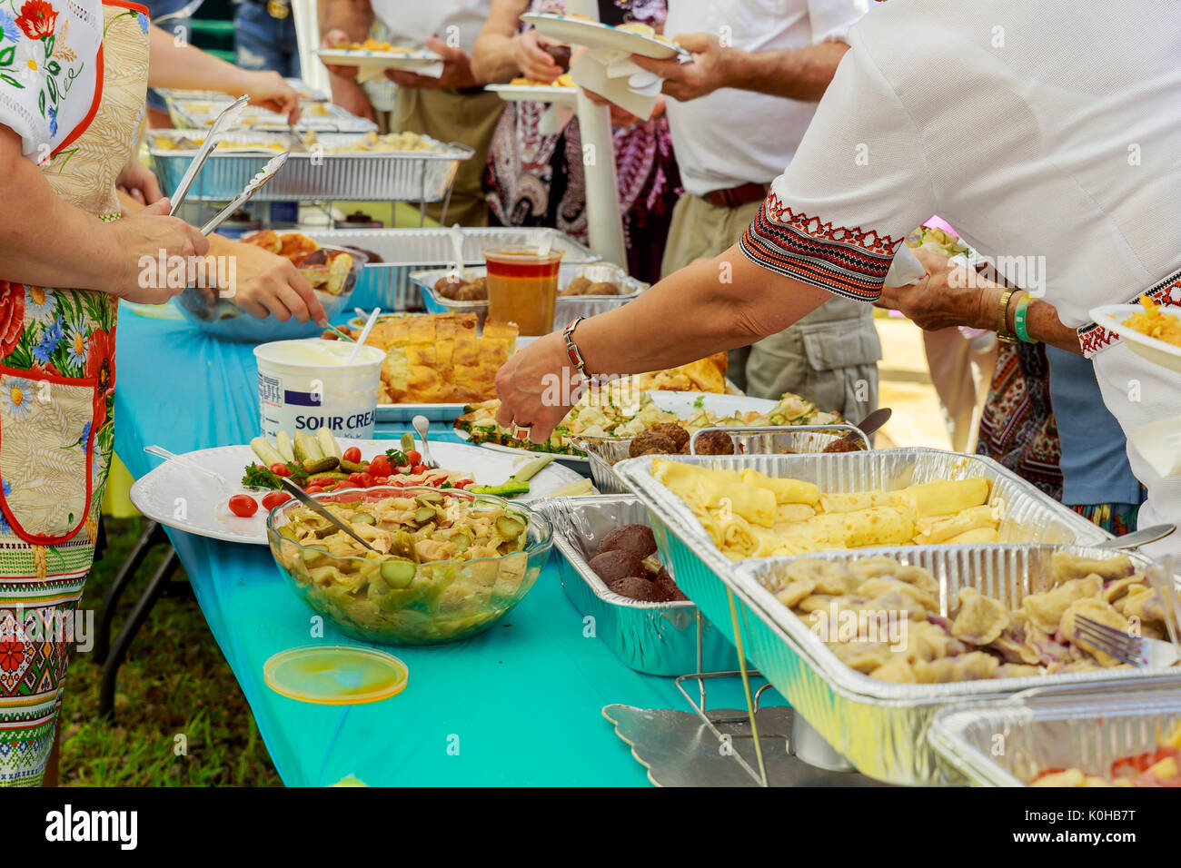 Ein Frühstücksbuffet an einem Feiertag auf der Straße essen Kulinarische am Markt verkauft. Stockfoto